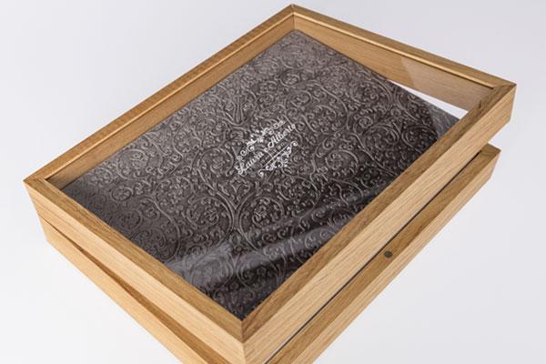 Schatulle aus Eichenholz und transparentem Plexiglas, Marke Monnalisa, personalisiertes Album mit den Namen der Ehepartner.