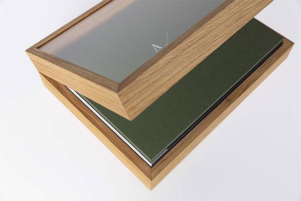 Teka window in legno rovere e plexiglass trasparente, personalizzabile con nomi o logo sposi. Monnalisa album