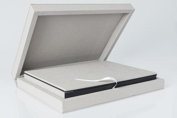 Professional album complete with box covered in gray fabric. Monnalisa Album for professional photographers.